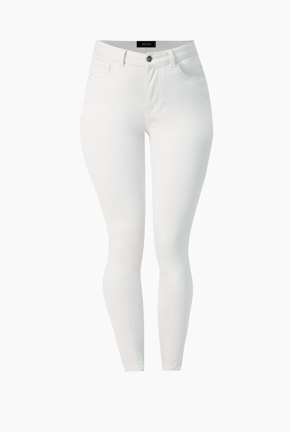 Jeans skinny blancos con bolsillos traseros de parche, ideales para un look casual moderno.