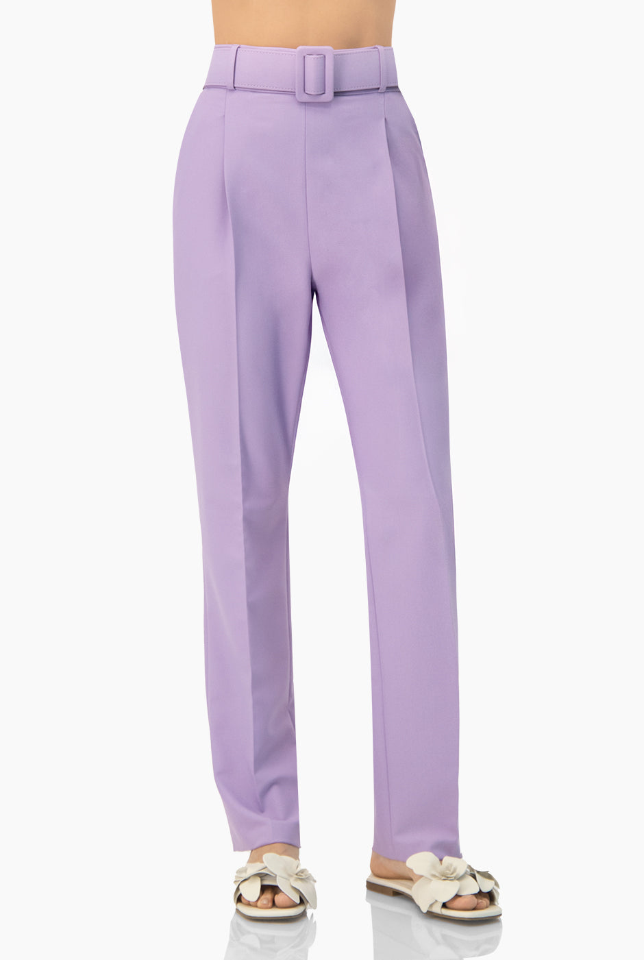 Pantalón sastreado en tono lila con corte recto y cinturón