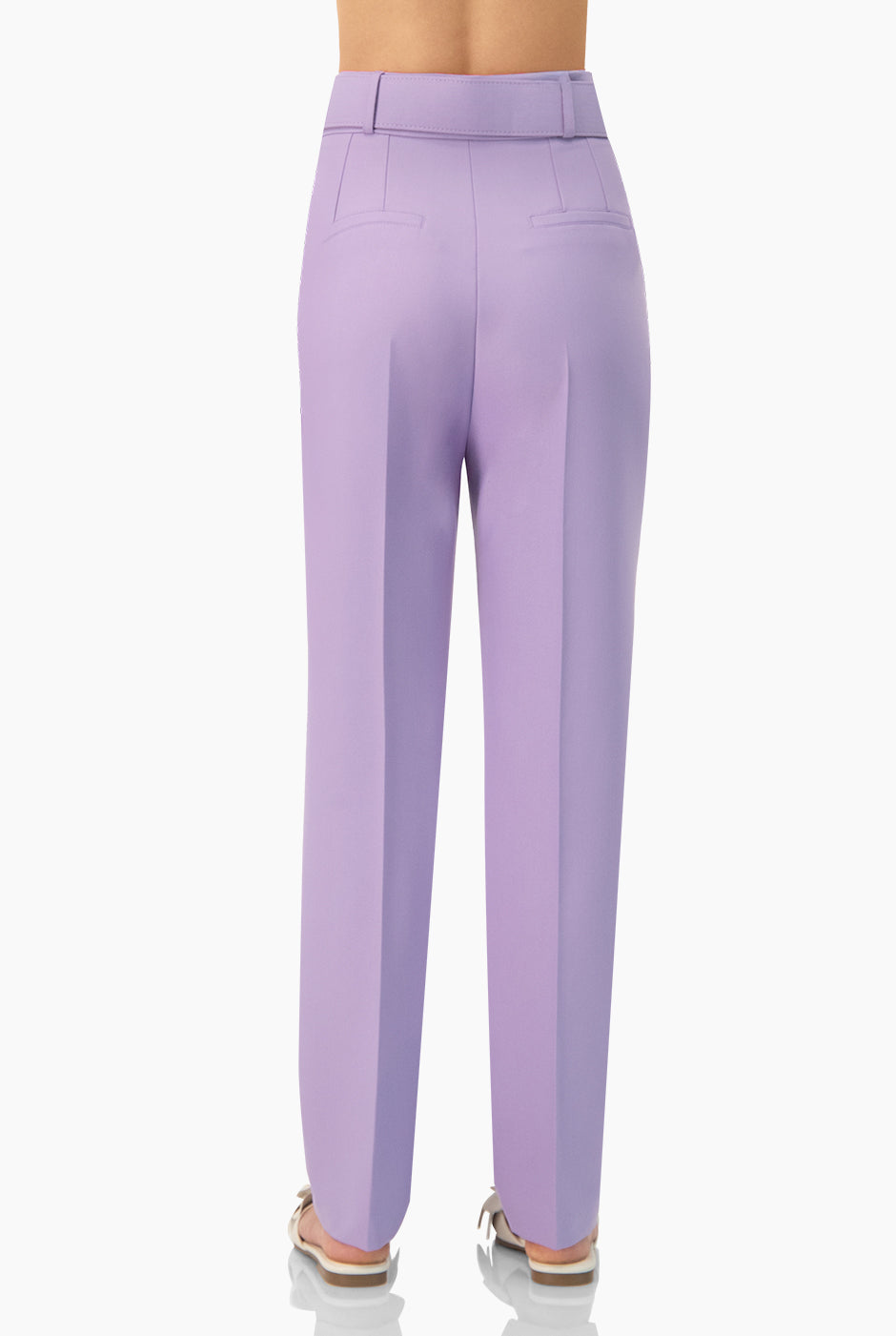 Pantalón sastreado en tono lila con corte recto y cinturón