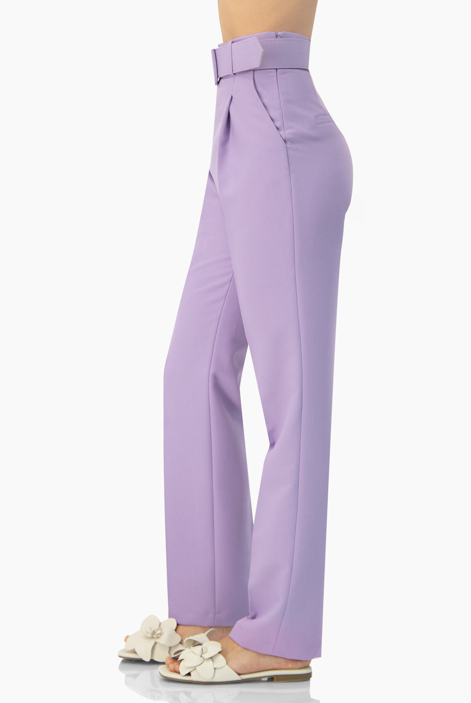Pantalón sastreado en tono lila con corte recto y cinturón