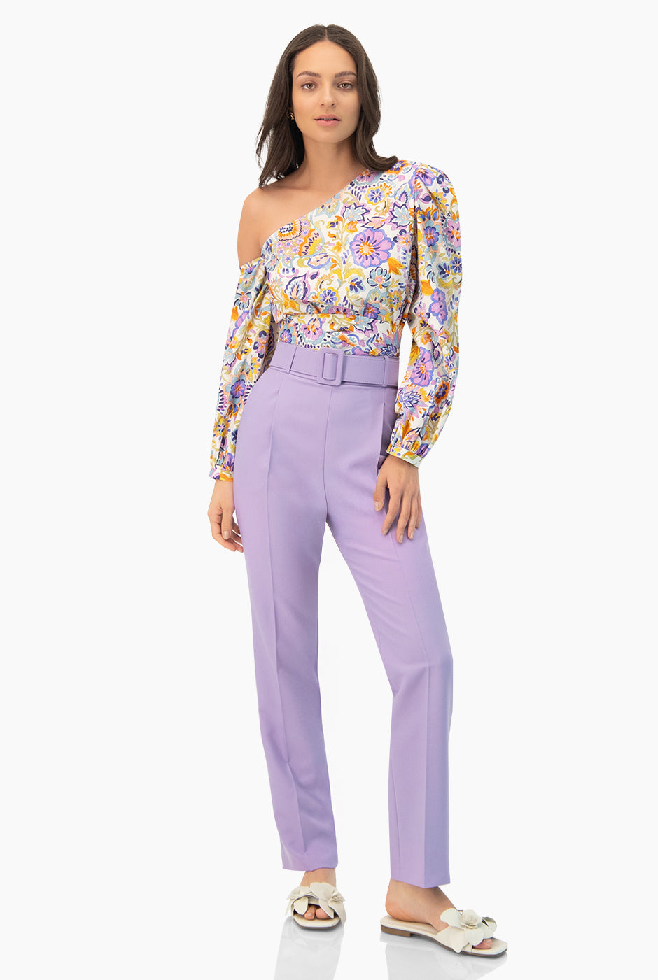 Pantalón sastreado en tono lila con corte recto y cinturón