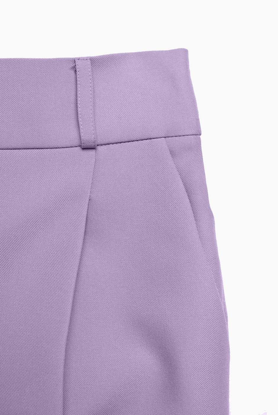Pantalón sastreado en tono lila con corte recto y cinturón