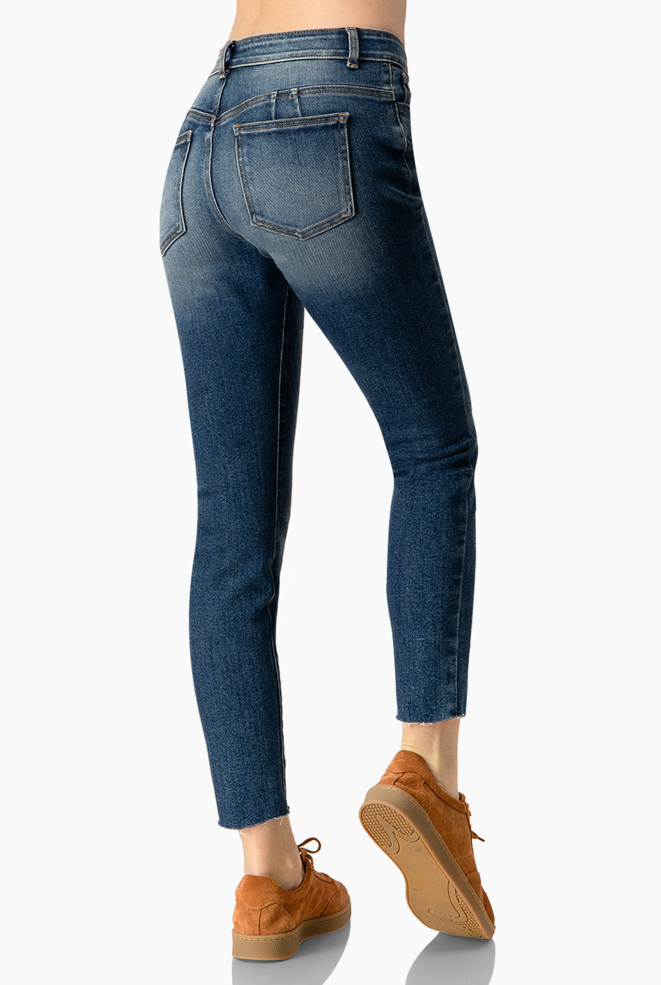 Jeans skinny azul de mezclilla con bolsillos traseros y acabado deshilachado
