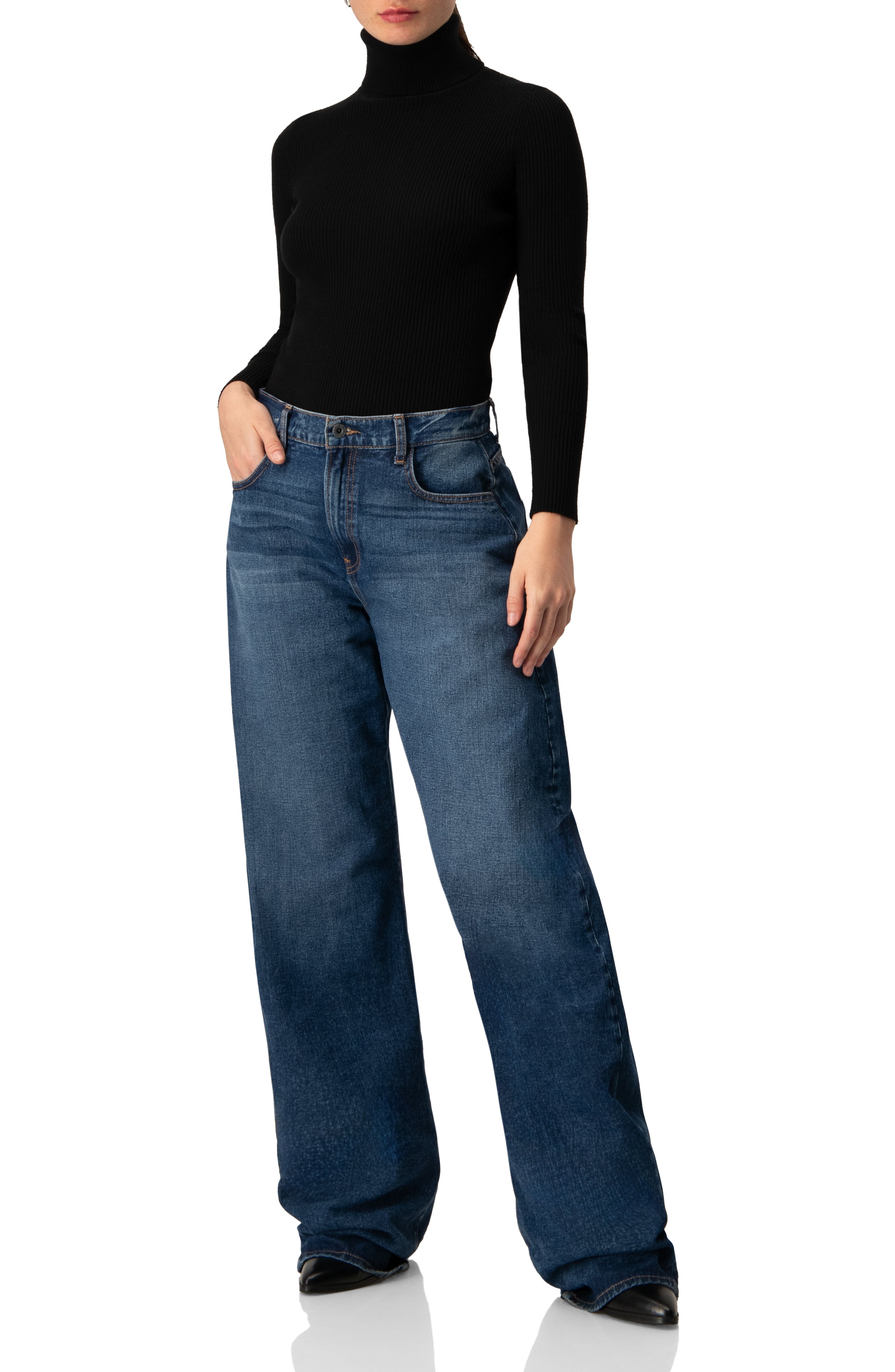 Jeans amplios de denim azul con bolsillos y botón frontal