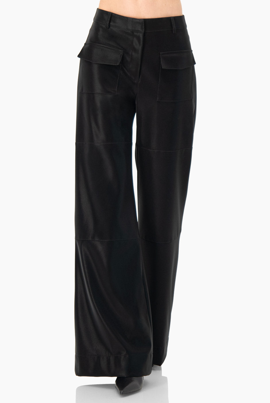 Pantalón negro semi campana con bolsillos frontales
