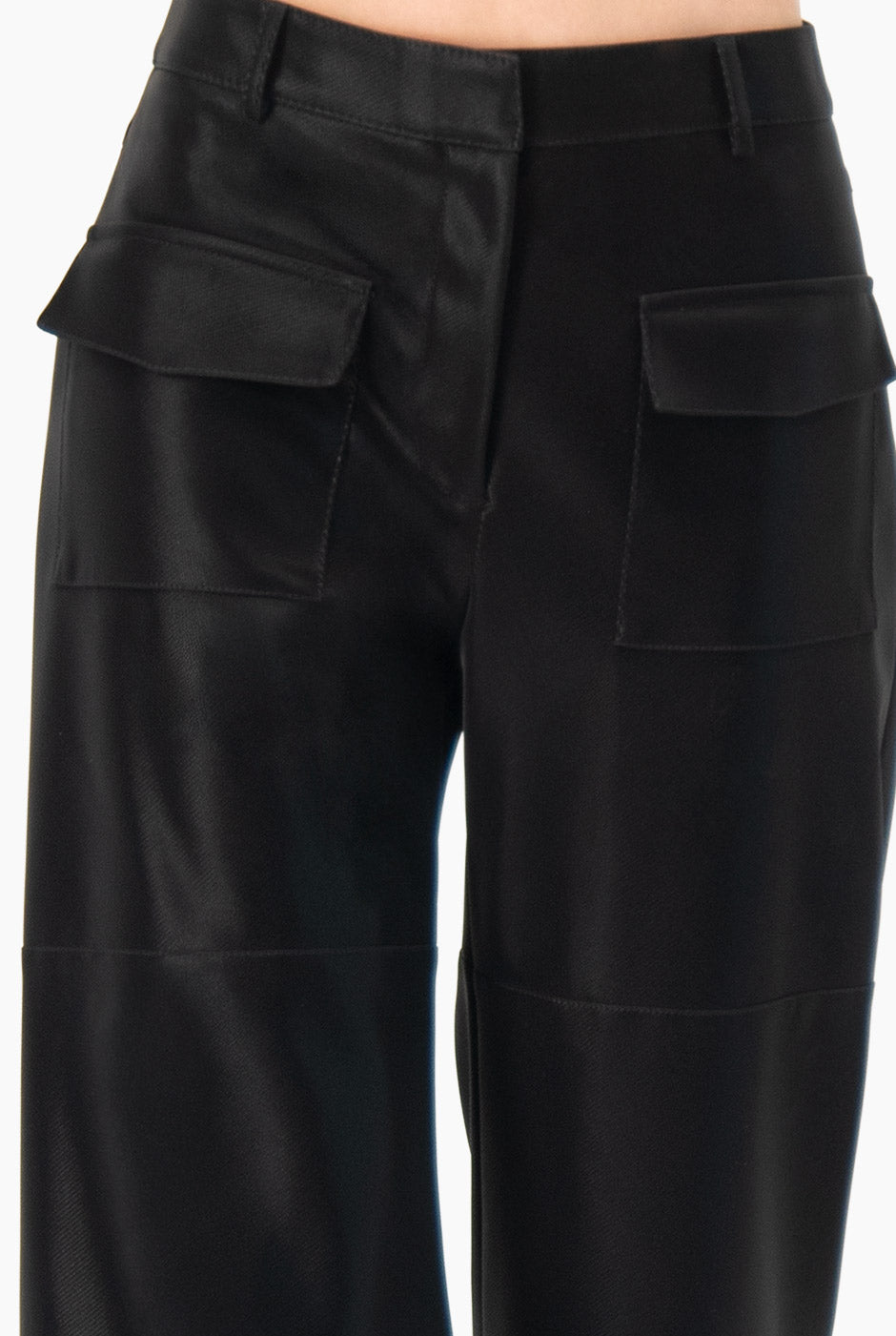 Pantalón negro semi campana con bolsillos frontales