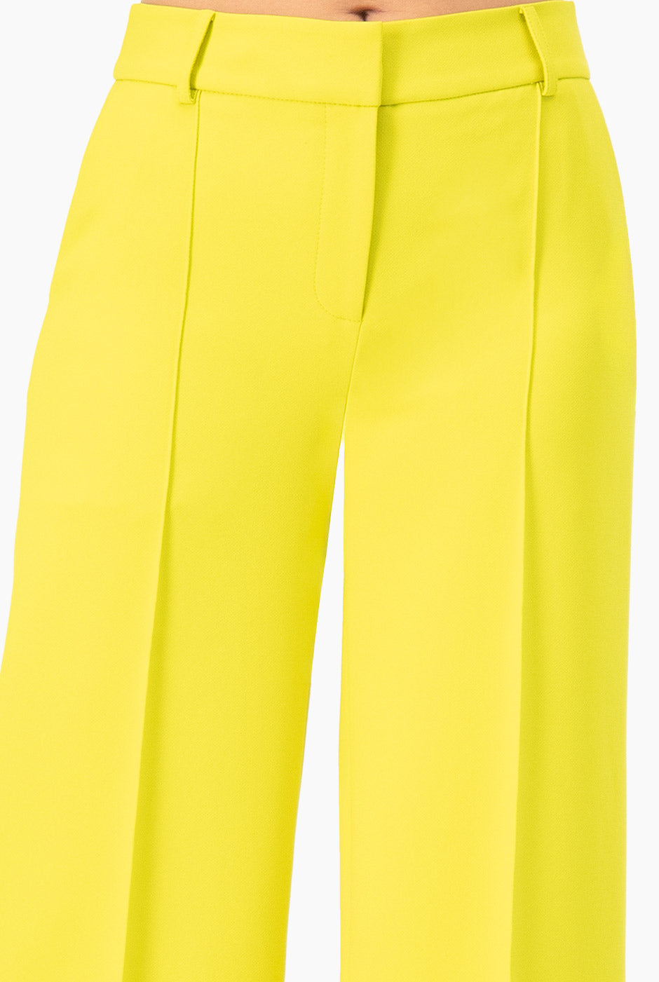 Pantalón recto verde con pierna amplia y bolsillos