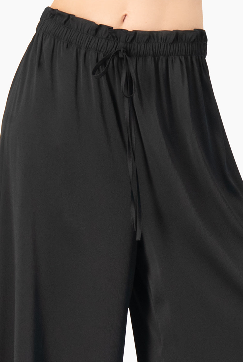 Pantalón negro culotte con cintura elástica y pierna amplia