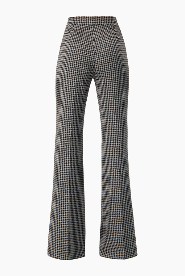 Pantalon acampanado y sin bolsas