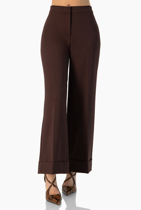Pantalon recto en tono cafe