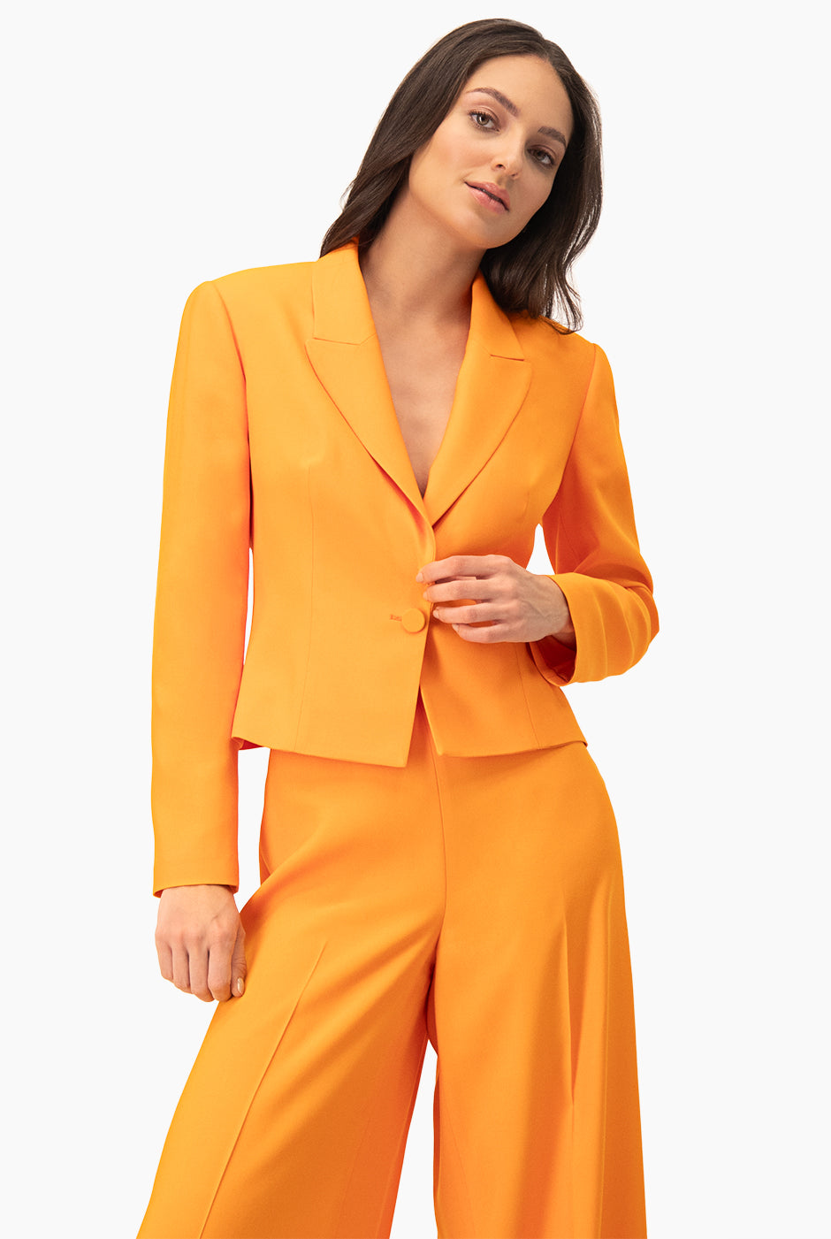 Saco blazer corto naranja con botón frontal y solapas clásicas