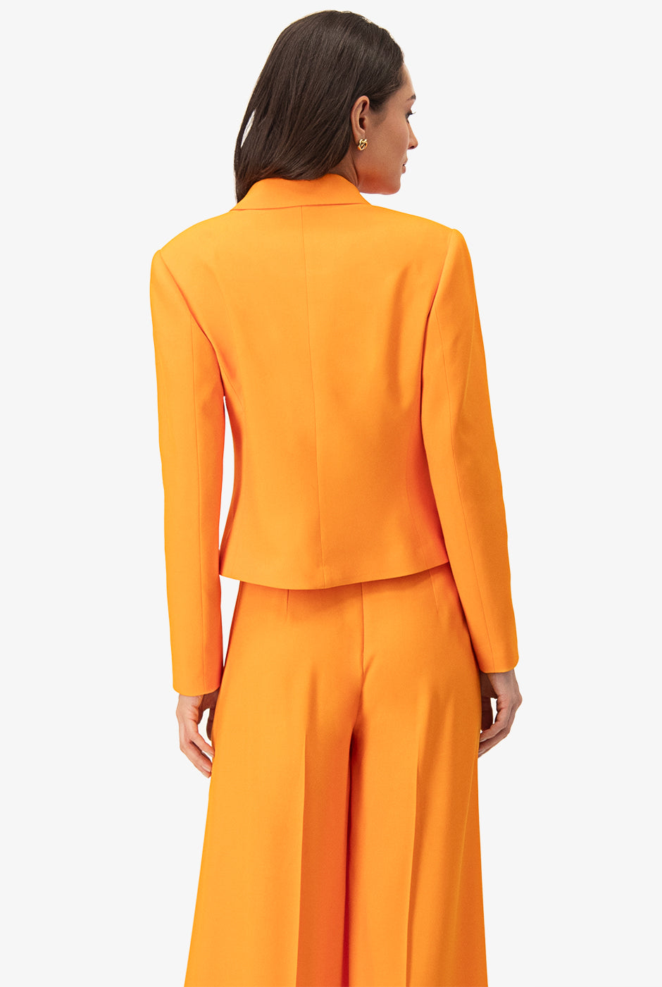 Saco blazer corto naranja con botón frontal y solapas clásicas