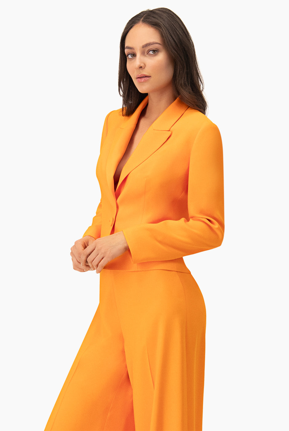 Saco blazer corto naranja con botón frontal y solapas clásicas
