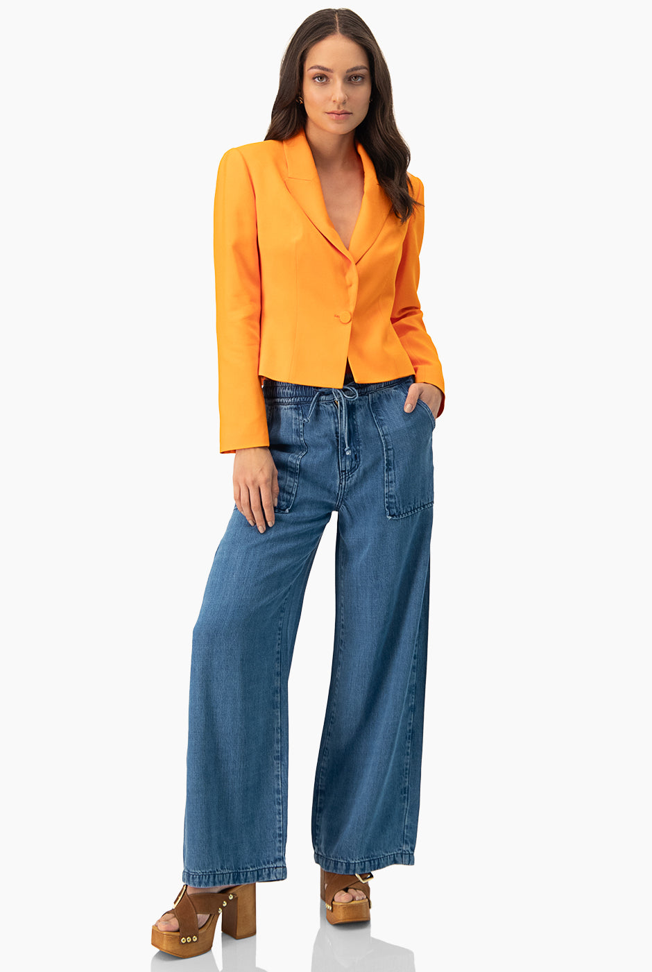 Saco blazer corto naranja con botón frontal y solapas clásicas
