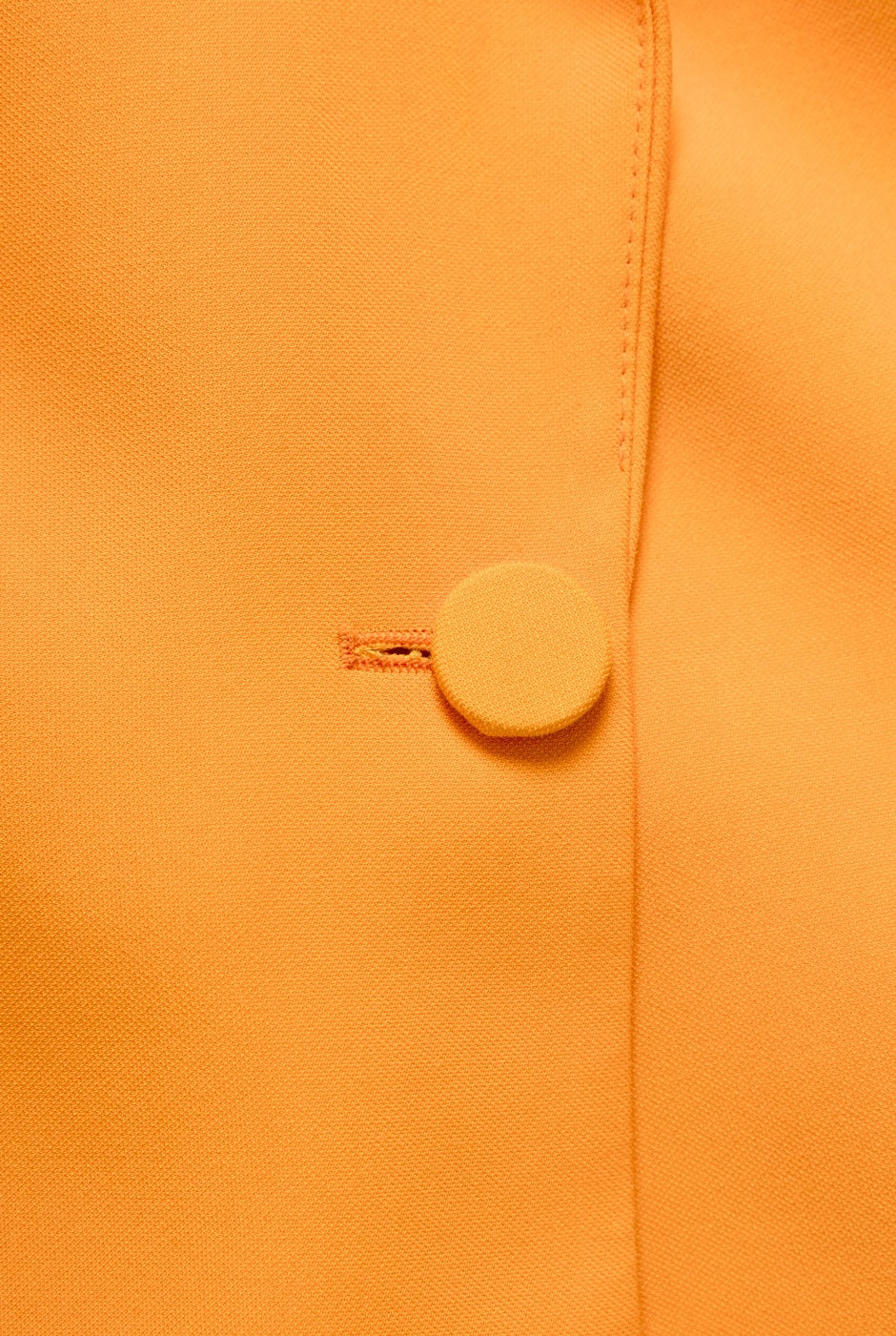 Saco blazer corto naranja con botón frontal y solapas clásicas