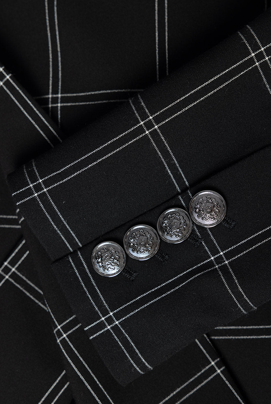 Saco corto negro con estampado de rayas y botones frontales