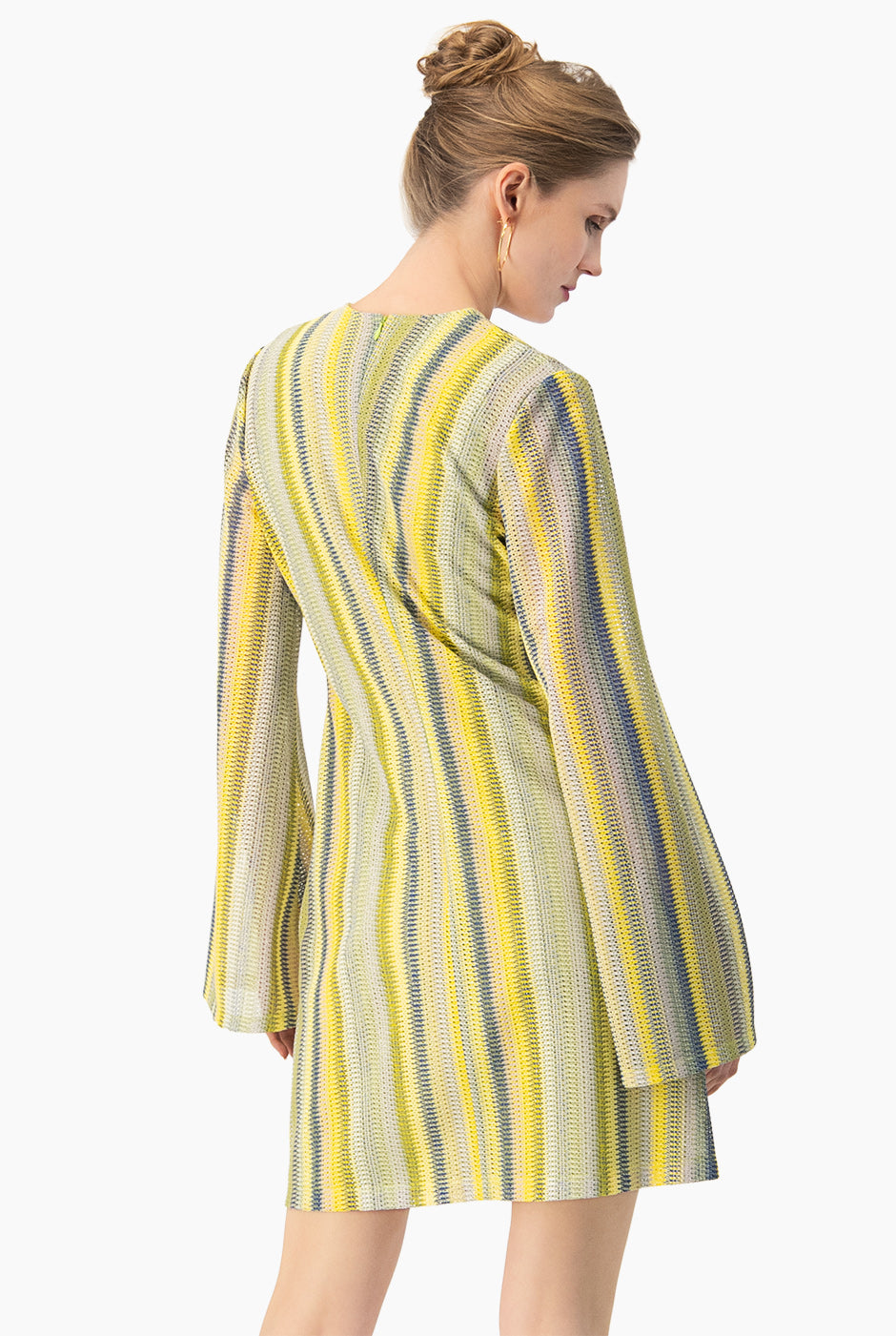 Vestido corto tejido y escote V