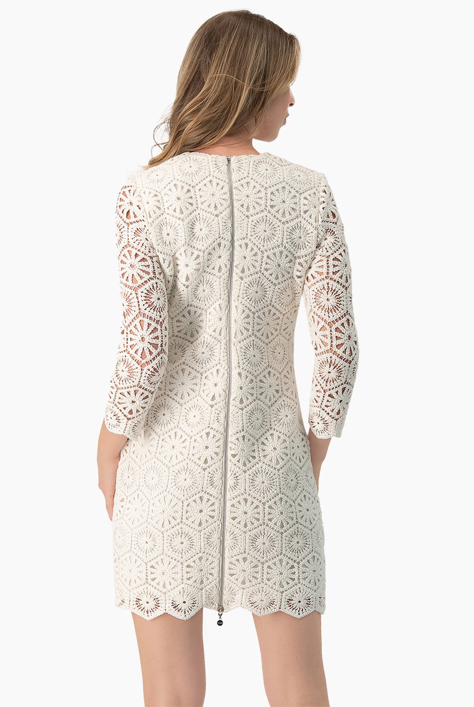 Vestido corto tejido blanco con encaje y manga larga