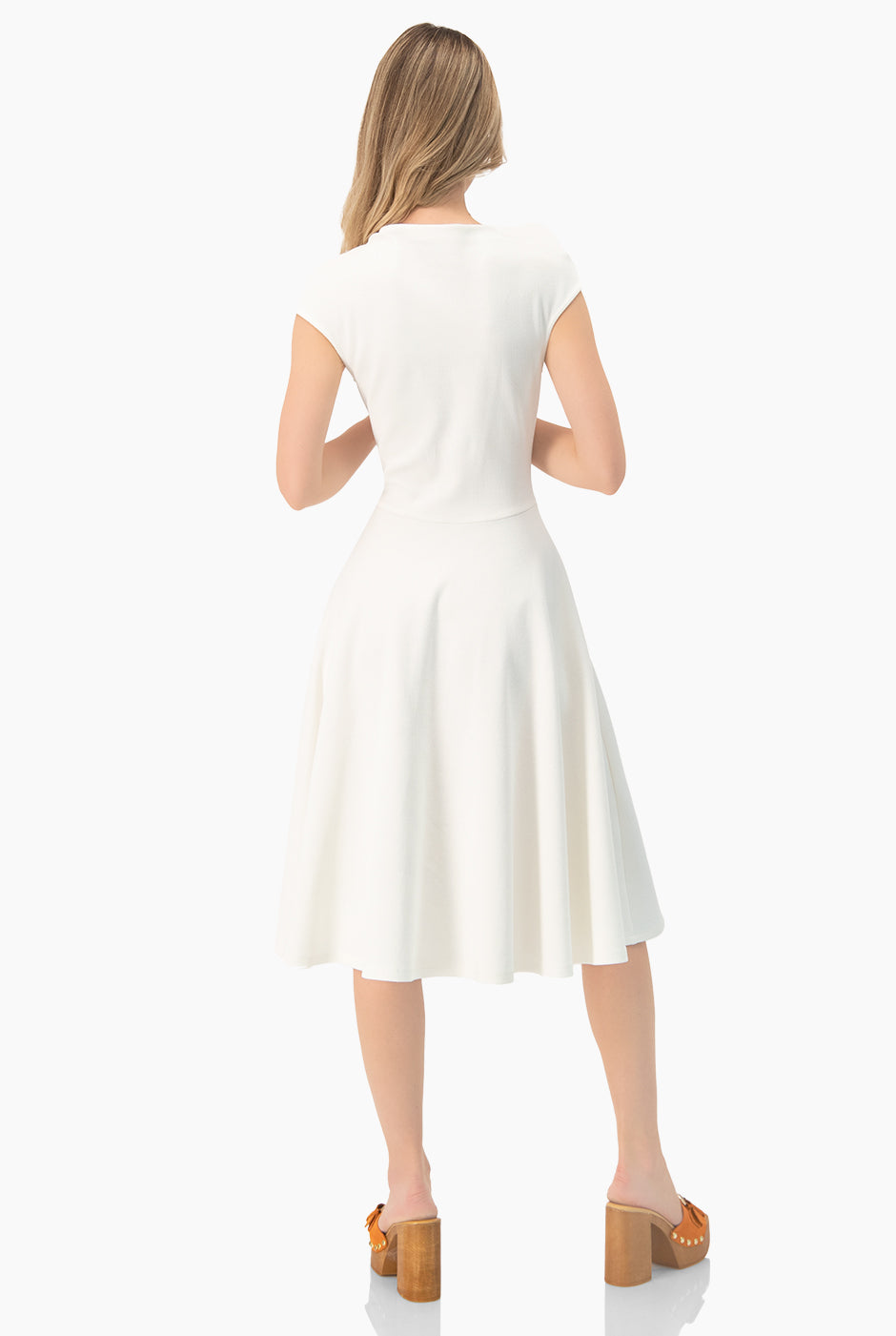 Vestido midi blanco de cuello redondo y sin mangas de Ivonne