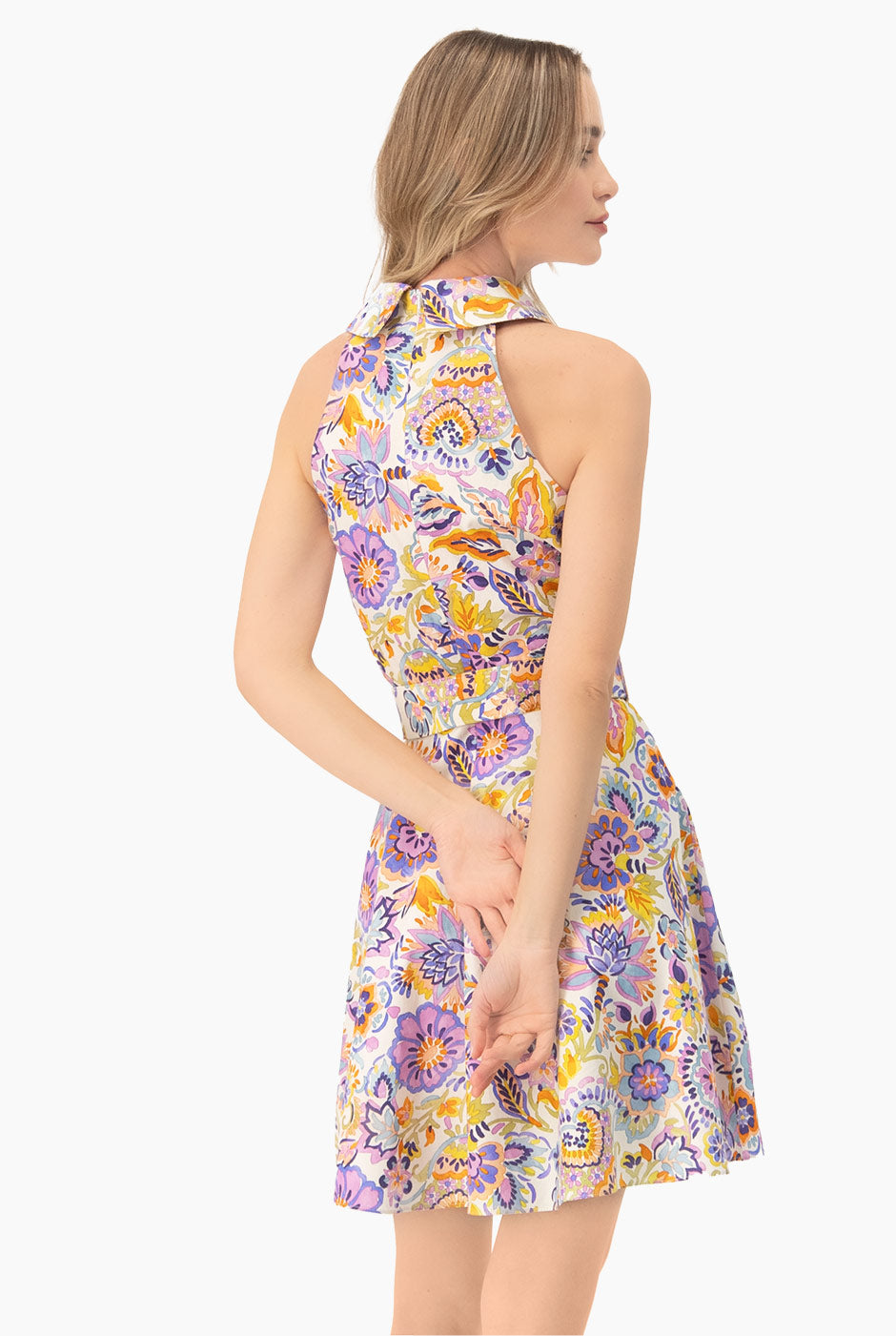 Vestido corto estampado floral sin mangas con cinturón