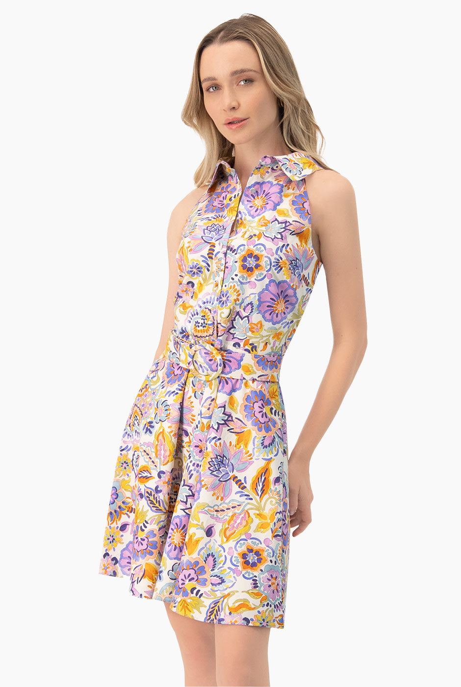 Vestido corto estampado floral sin mangas con cinturón
