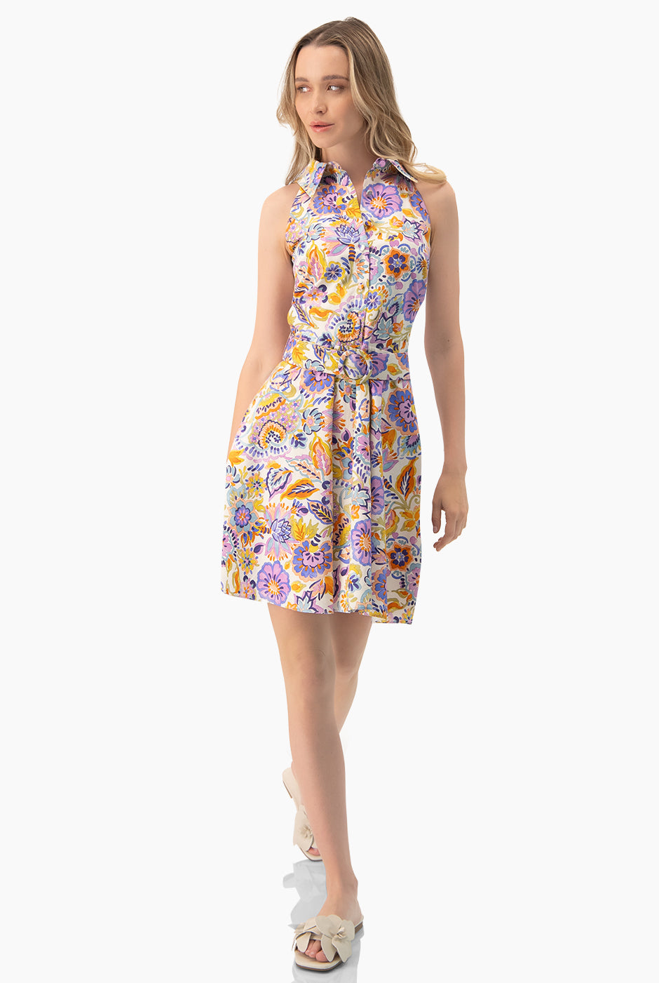 Vestido corto estampado floral sin mangas con cinturón