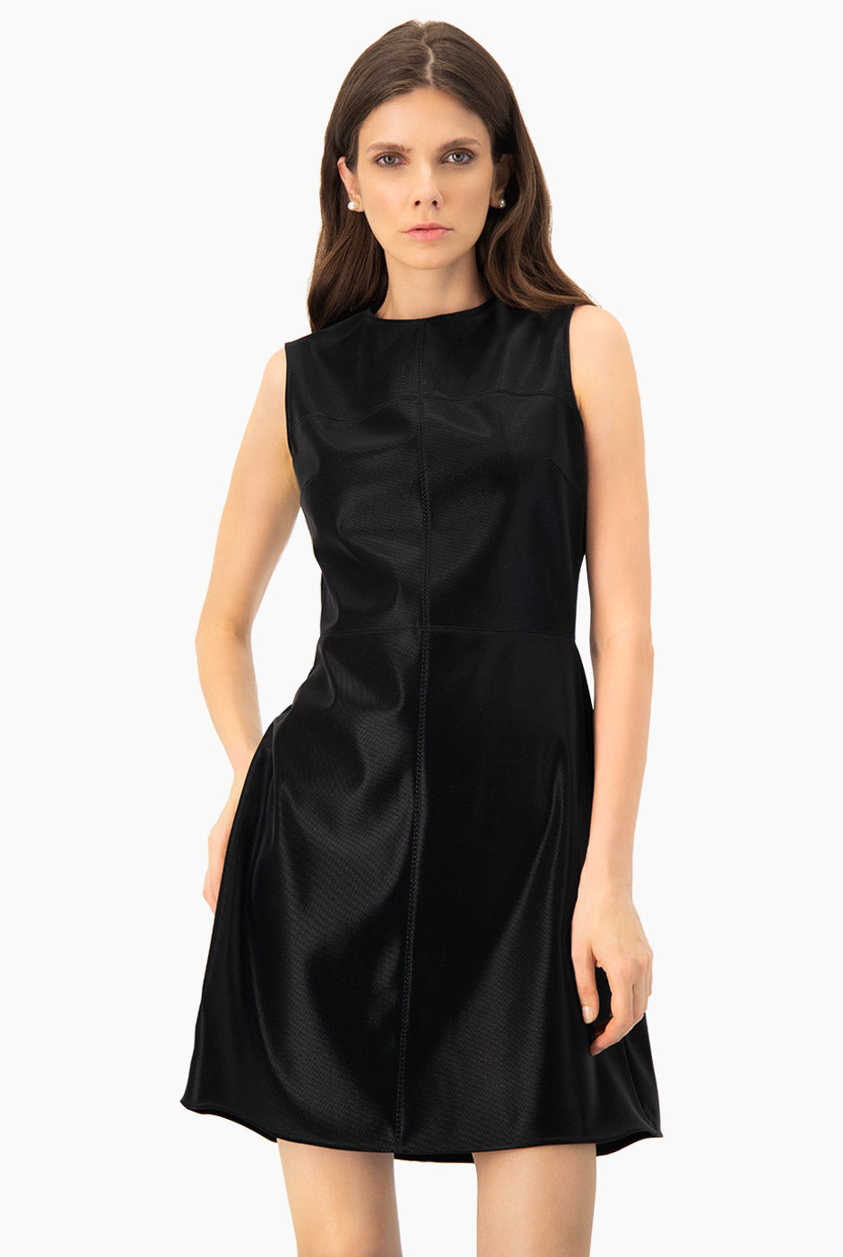Vestido negro corto sin mangas y cuello redondo