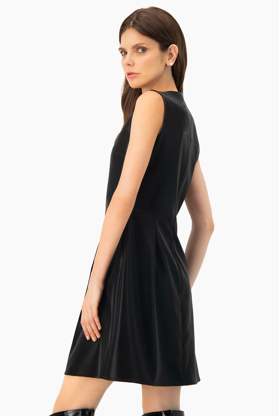 Vestido negro corto sin mangas y cuello redondo