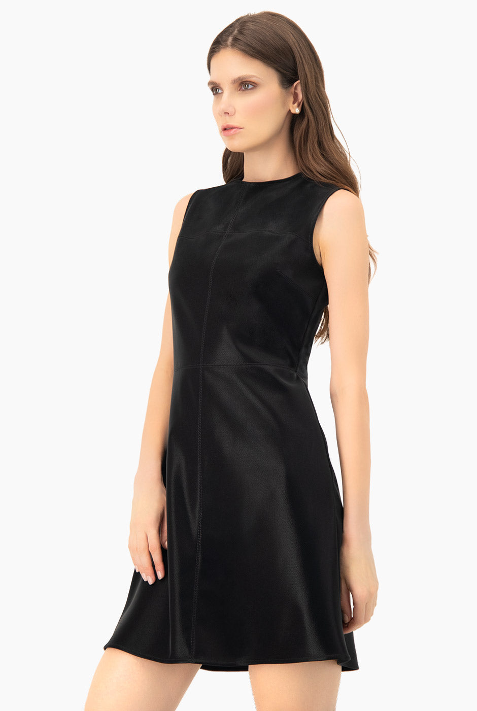 Vestido negro corto sin mangas y cuello redondo