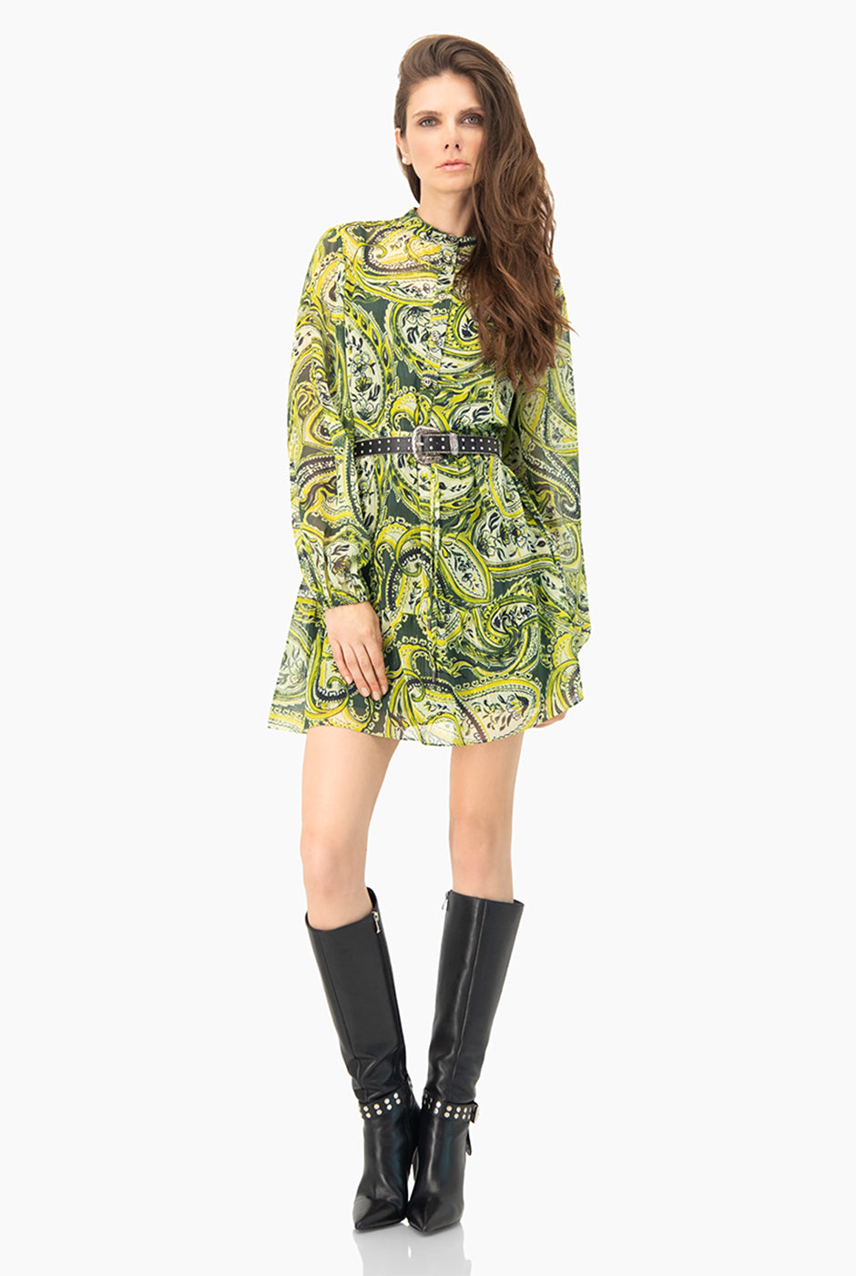 Vestido corto verde estampado con cinturón y mangas largas