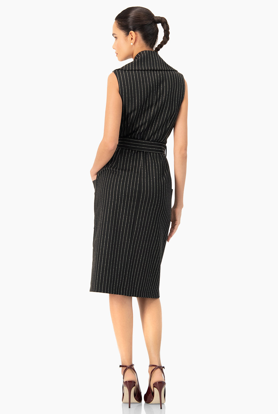 Vestido largo cruzado negro con rayas y cinturón