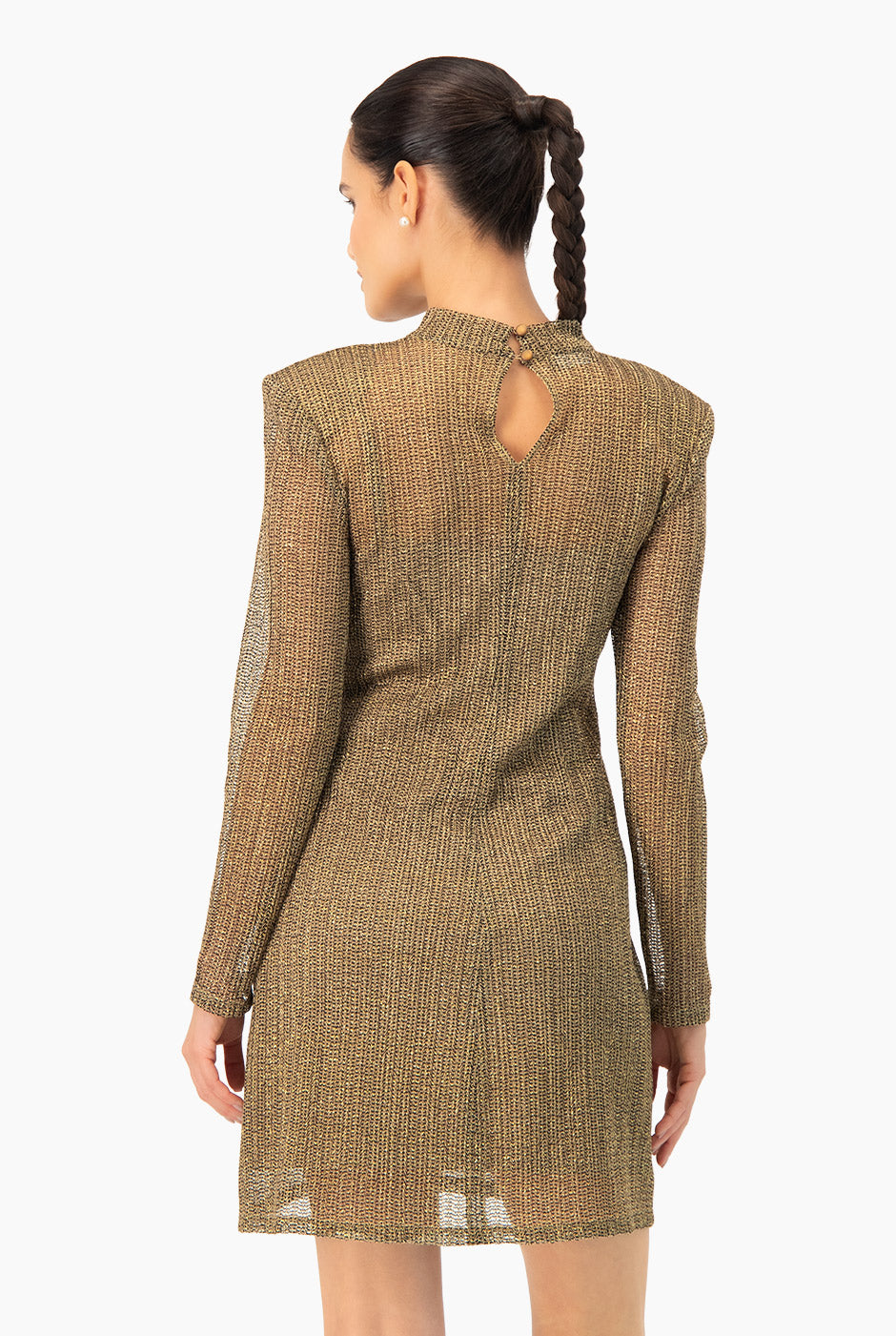 Vestido corto dorado línea A con cuello alto y mangas largas