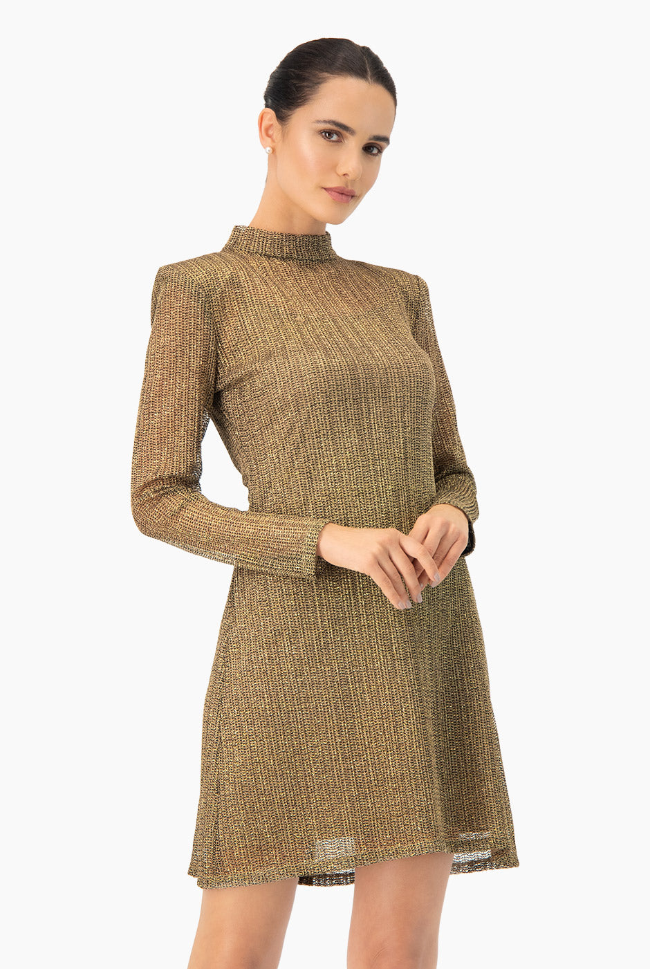 Vestido corto dorado línea A con cuello alto y mangas largas