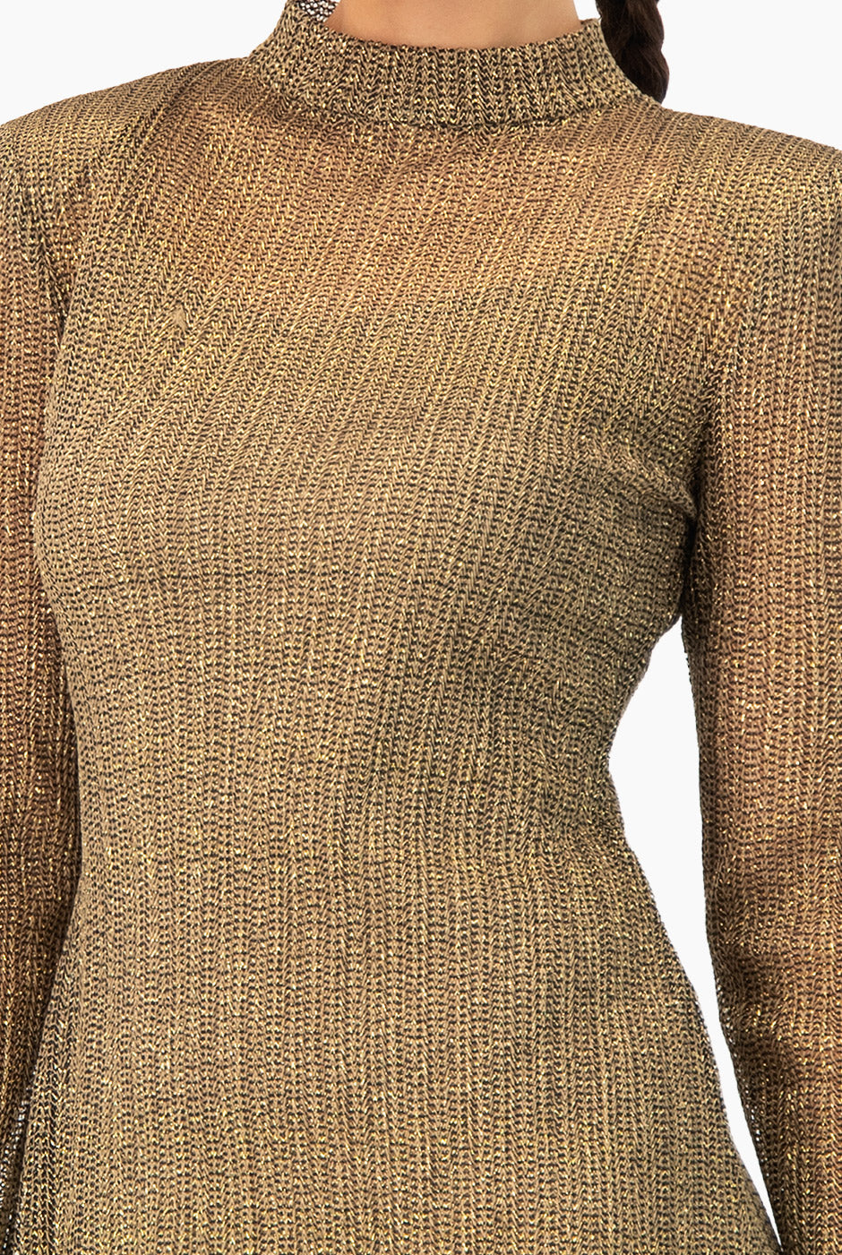 Vestido corto dorado línea A con cuello alto y mangas largas