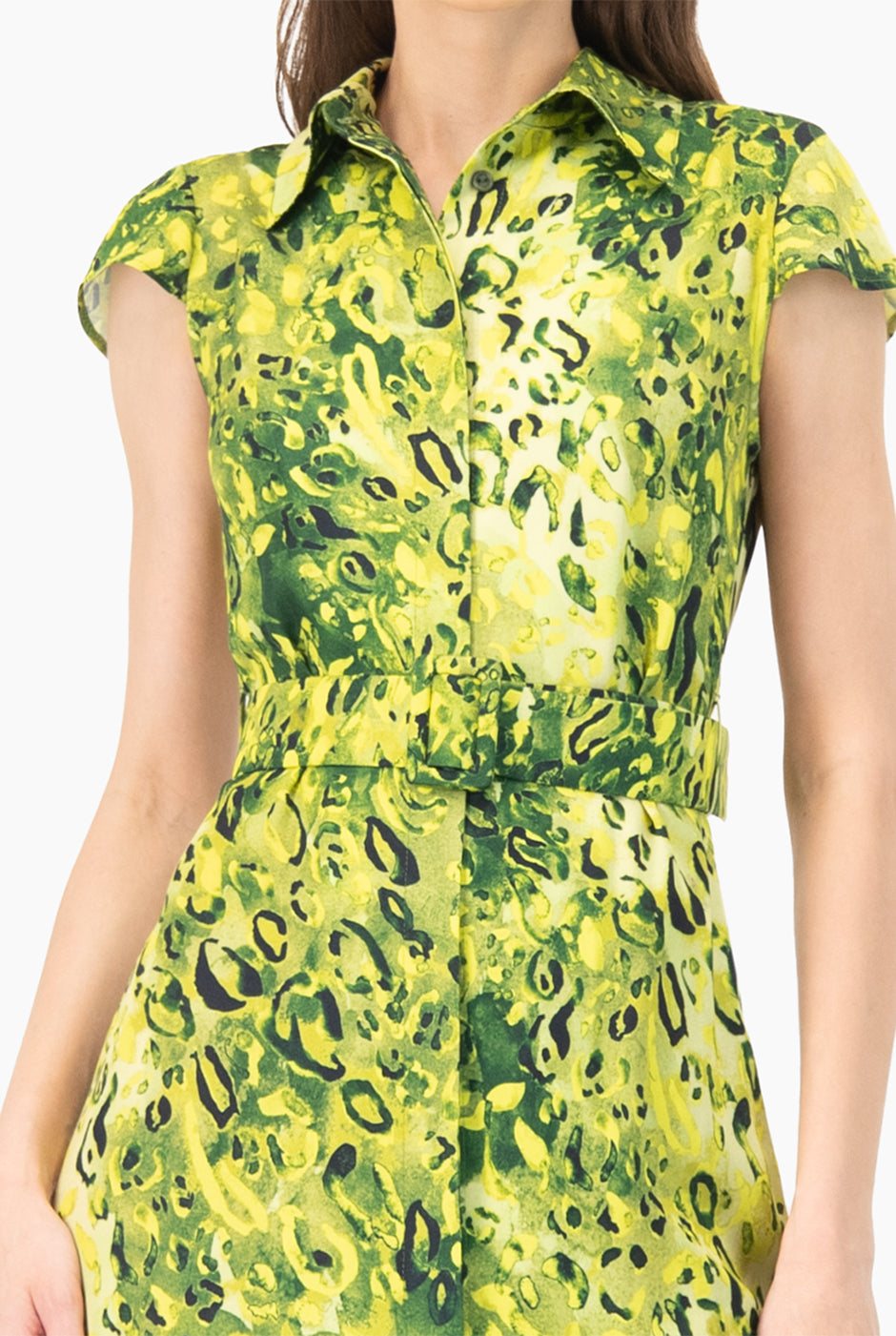 Maxi vestido verde estampado con cinturón y manga corta