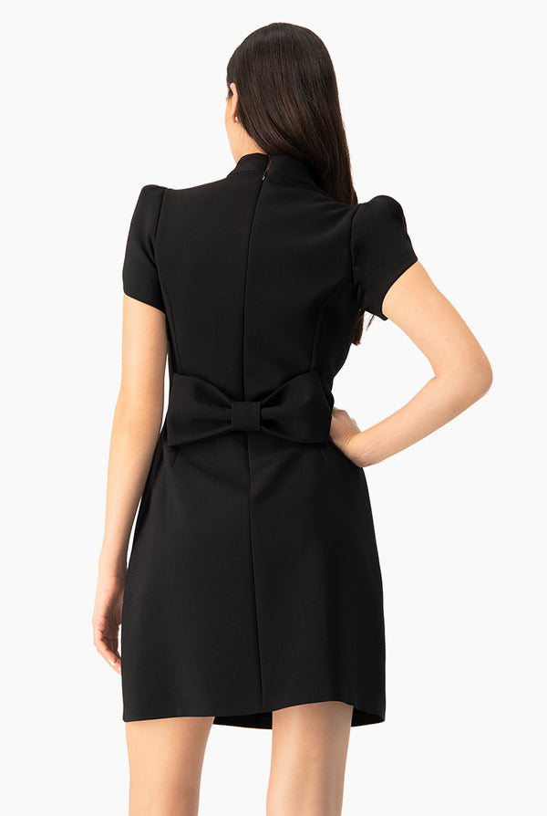 Vestido corto negro y moño trasero