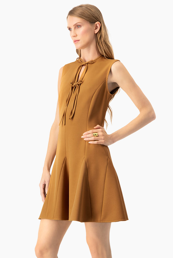 Vestido corto en tono camello