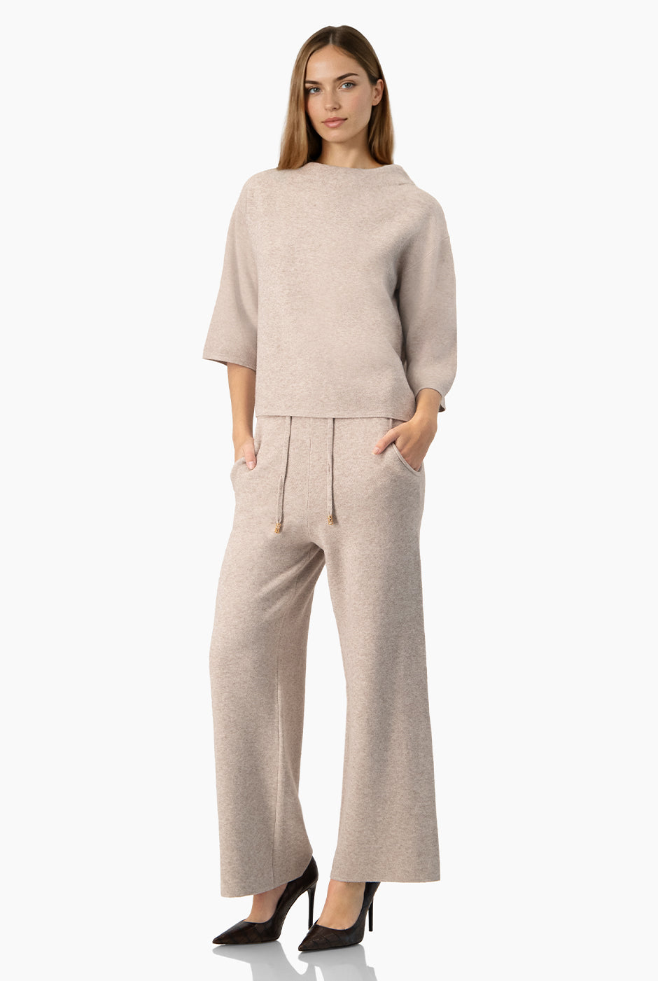Conjunto suéter con perlas y pantalón elástico natural