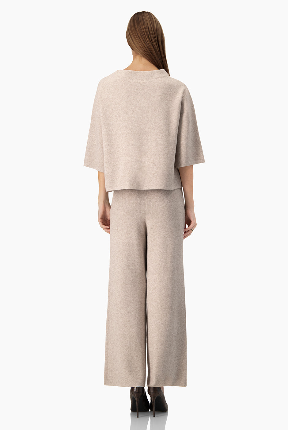 Conjunto suéter con perlas y pantalón elástico natural