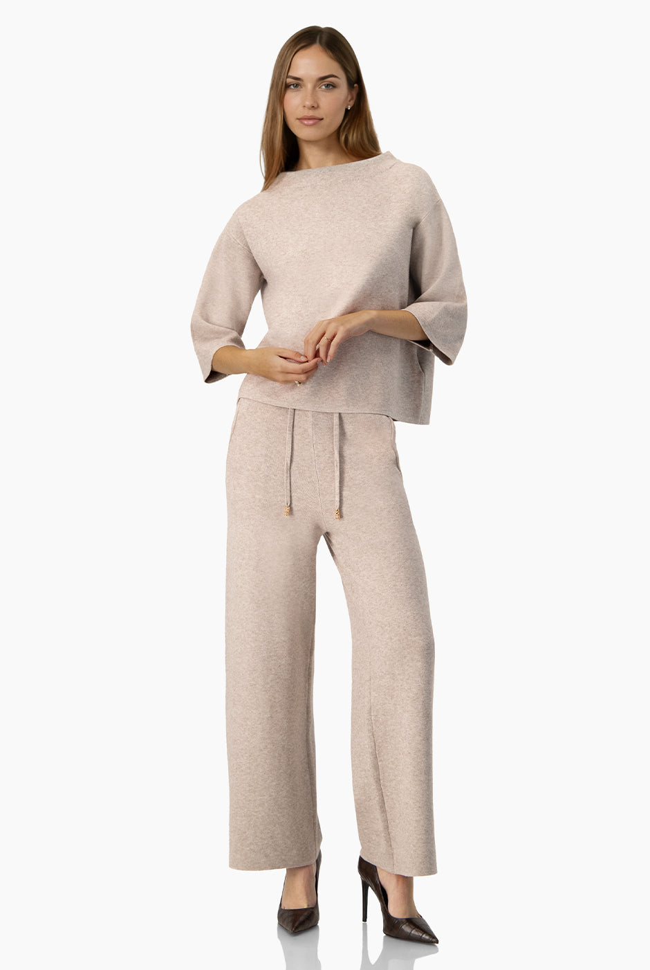 Conjunto suéter con perlas y pantalón elástico natural