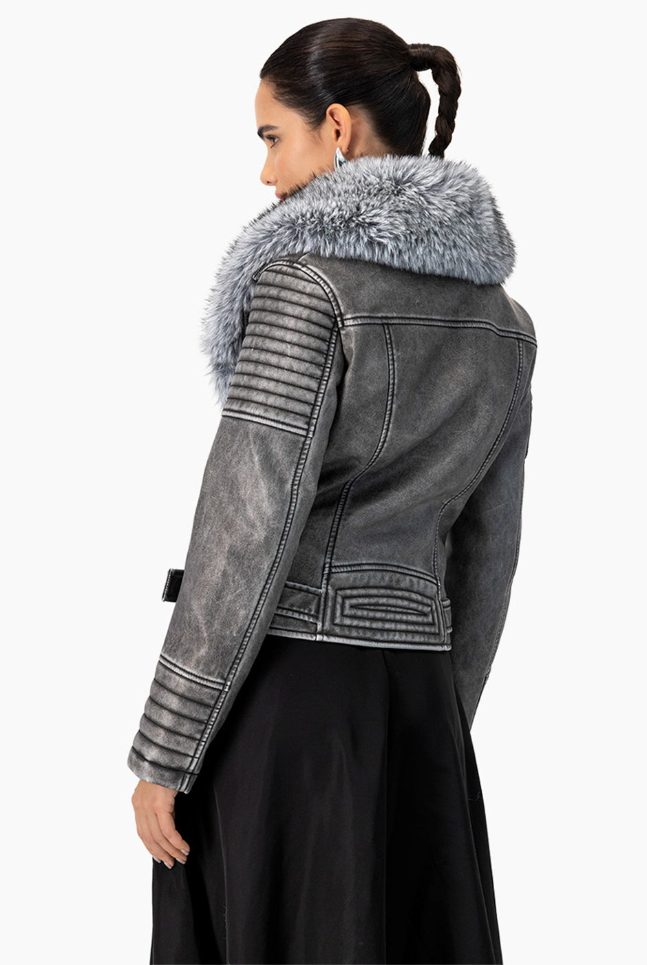 Chaqueta biker gris con detalles de ecopiel y cuello desmontable.