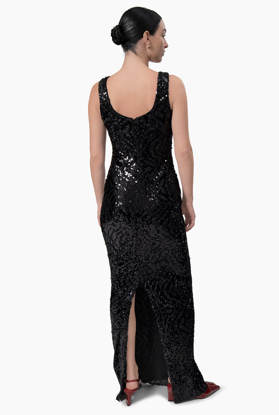 Vestido largo negro con lentejuelas y abertura trasera