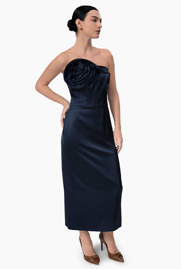 Vestido strapless con abertura