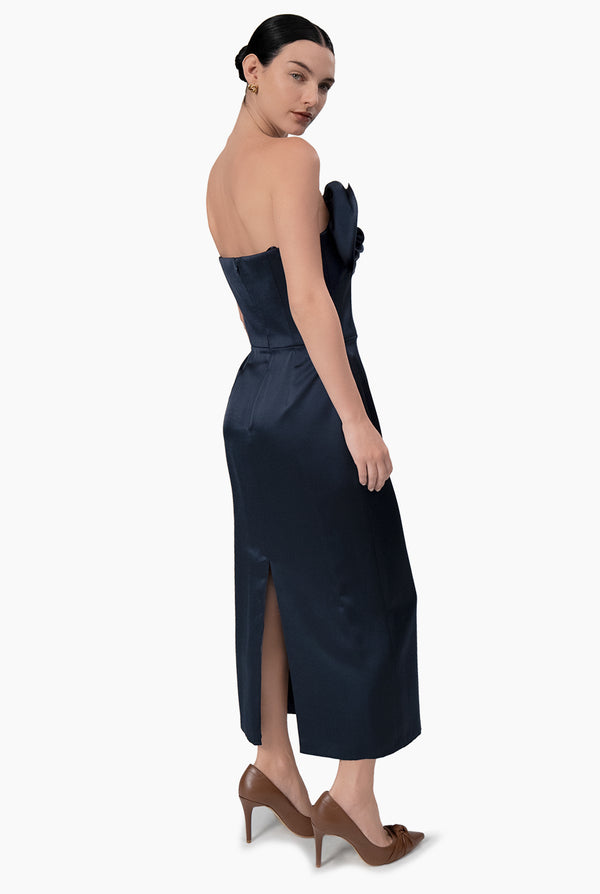 Vestido strapless con abertura