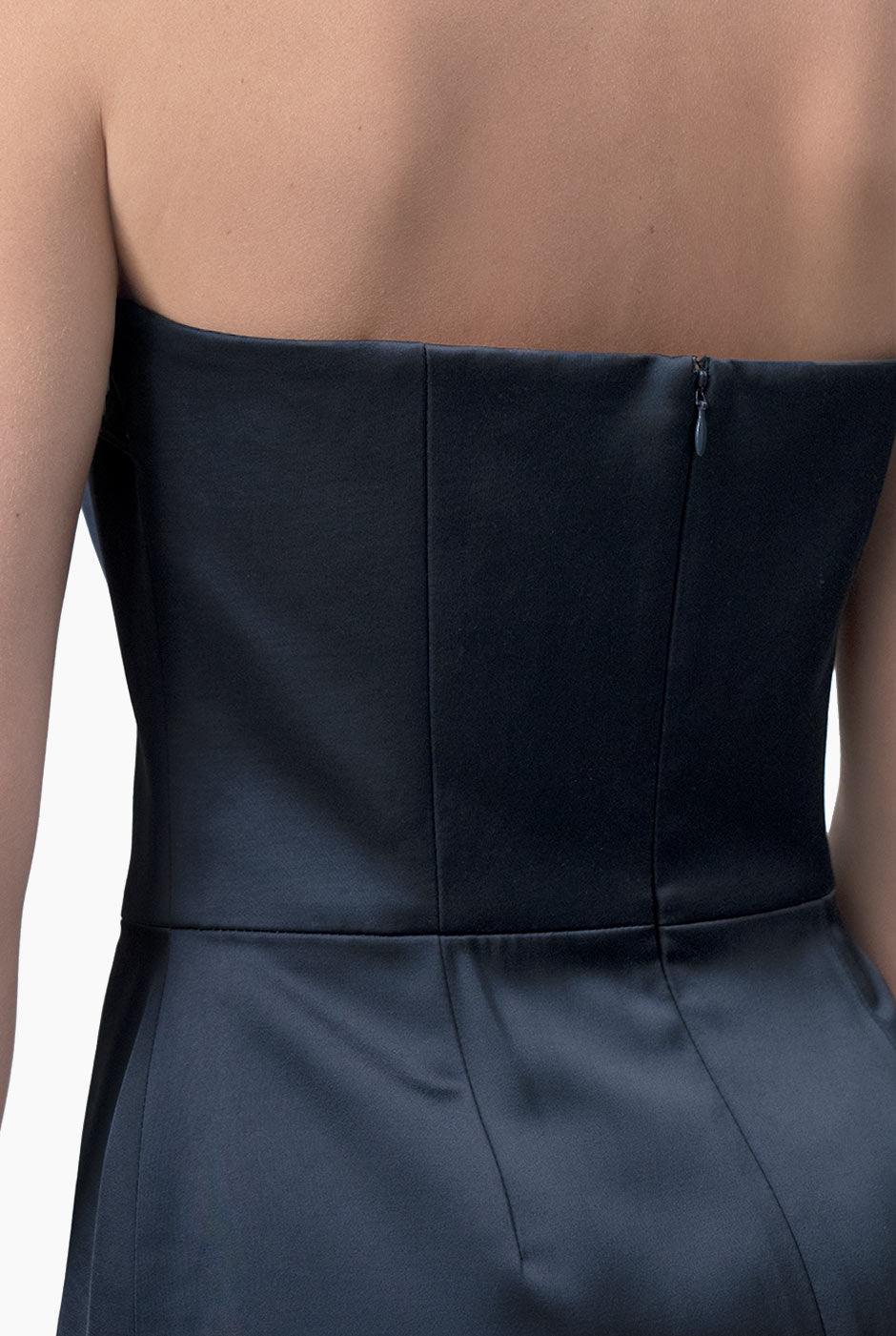 Vestido strapless azul marino con detalle de flor y abertura trasera