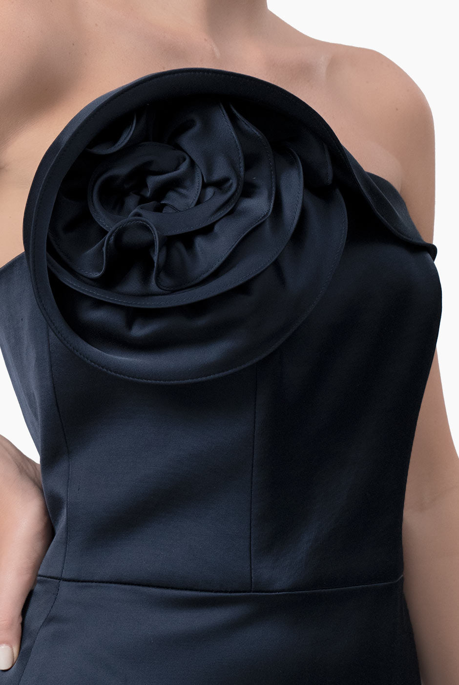 Vestido strapless azul marino con detalle de flor y abertura trasera