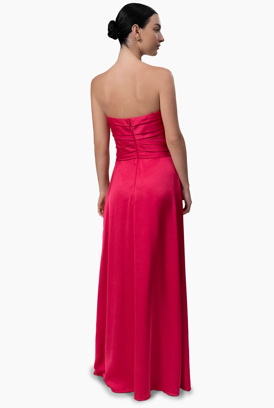 Vestido strapless fucsia con moño y abertura lateral