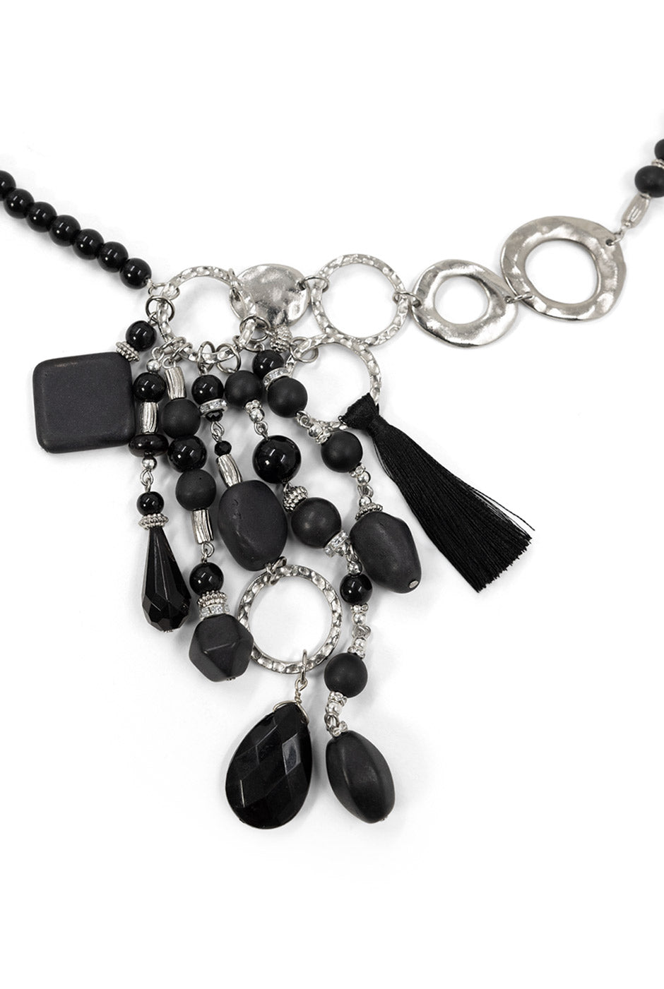 Collar largo con cuentas negras y dijes metálicos
