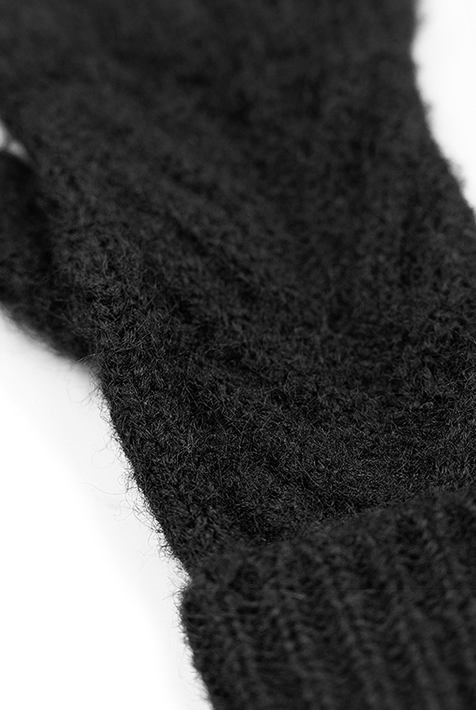 Guantes Black Knit en tejido trenzado negro con puños acanalados