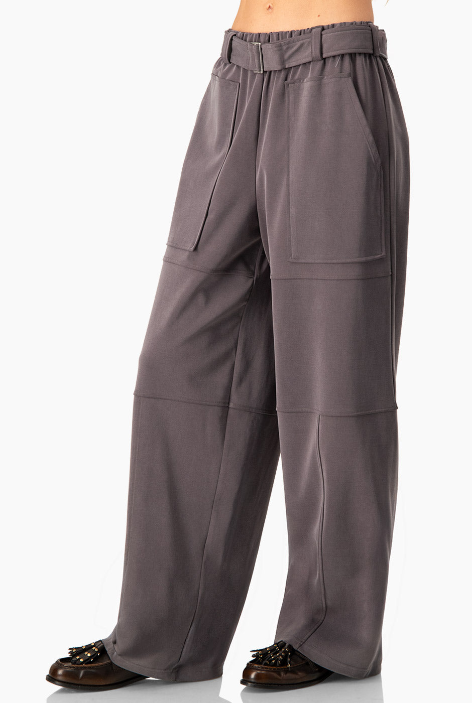 Pantalón Extra Soft gris con cinturón y maxi bolsillos